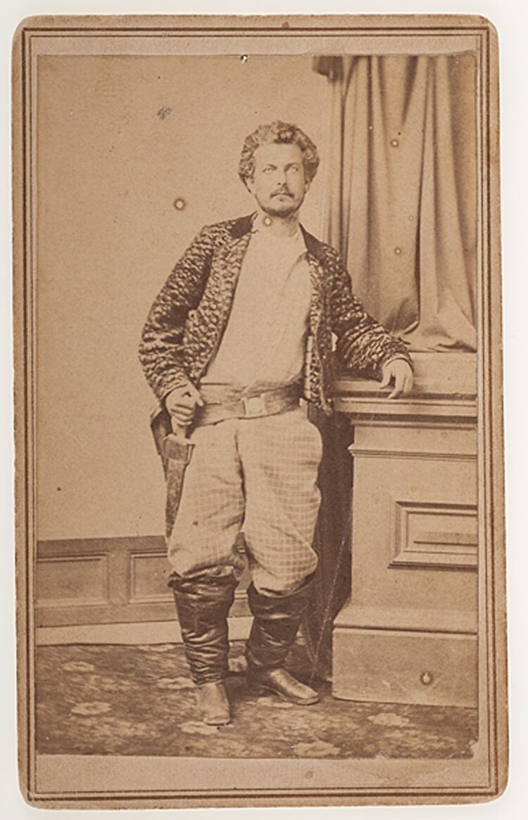 El General  Servando  Canales Ante un Cadáver