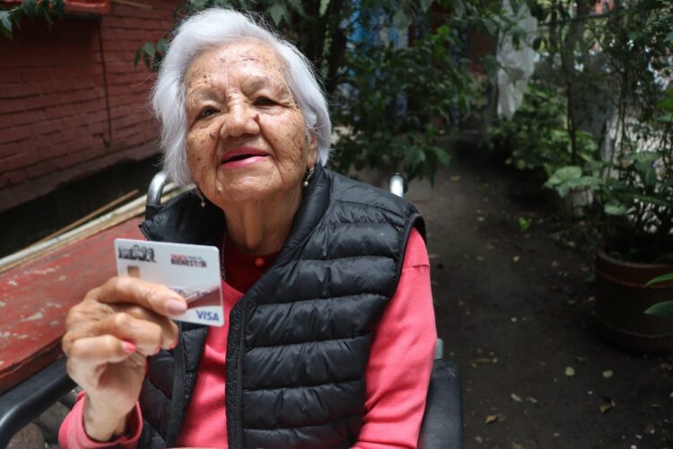 Bienestar entrega tarjetas a Adultos Mayores