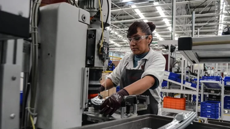 Las mujeres participan en un 36% en el sector laboral formal, pero solo el 4% se sitúa en niveles directivos