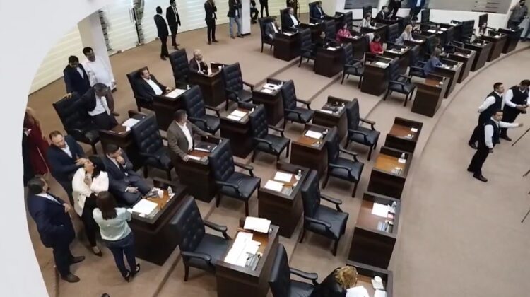 Congreso aprueba decreto de la Ley de Aguas del Estado con 3 votos de panistas