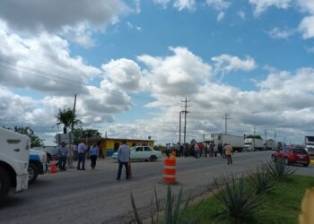 Campesinos bloquean carretera en la “Y” de San Fernando por precios del sorgo