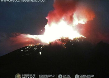 Cierran operaciones aeropuertos de Ciudad de México por ceniza del Popocatépetl