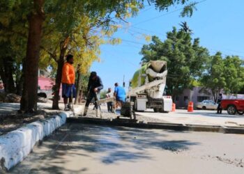 Alcalde de Victoria supervisa pavimentación en la colonia “Héroe de Nacozari”