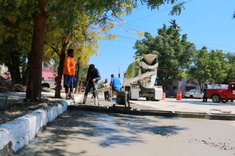 Alcalde de Victoria supervisa pavimentación en la colonia “Héroe de Nacozari”