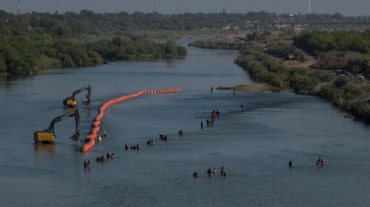 Sí es ilegal colocación de la boyas o muro flotante