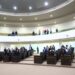 Rechaza Congreso propuesta de nuevo auditor del estado El Congreso de Tamaulipas rechazó la propuesta de Óskar López Meléndez como nuevo titular interino de la Auditoría Superior del Estado (ASE). Durante la sesión pública ordinaria del Congreso la propuesta fue rechazada con 22 votos a favor y 13 en contra. La iniciativa del nombramiento había sido presentada por la diputada morenista, Úrsula Patricia Salazar Mojica quien señaló que López Meléndez cumplía con el perfil para tal cargo. “Deberá contar con experiencia en materia de control presupuestal, auditoría financiera y régimen de responsabilidades de los servidores públicos de por lo menos cinco años”, mencionó. Por su parte, el diputado del PAN, Luis René Cantú Galván alegó que el postulante no es elegible ya que se necesita la renuncia como funcionario público. Previo a su rechazo, la Comisión de Vigilancia de la Auditoría Superior del Estado había aprobado la propuesta por lo que fue turnada para su análisis y discusión donde finalmente fue rechazada. "Ha sido rechazado el dictámen en referencia...por lo tanto dese vista a la Junta de Gobierno para los efectos conducentes", dictó Linda Mireya González Zúñiga, presidenta de la Mesa Directiva. Ahora, será la Junta de Gobierno la que tenga la facultad para elegir al nuevo titular de la ASE luego de las reformas previas hechas a los artículos 88 y 89 de la Ley de Fiscalización y Rendición de Cuentas del Estado de Tamaulipas. La modificación establece que la Comisión de Vigilancia de la Auditoría Superior del Estado informe 120 días antes de que concluya el periodo del auditor para el cambio del titular. Además contempla la figura de un auditor interino para evitar que esta área quede sin titular por tratarse de un tema de suma relevancia para el gobierno estatal. El próximo 9 de febrero del 2024 concluye la administración de Jorge Espino Ascanio, actual auditor del Estado por lo que quien lo sustituya estará en el cargo ocho años con la posibilidad de reelegirse un periodo más. Foto de EnUn2x3