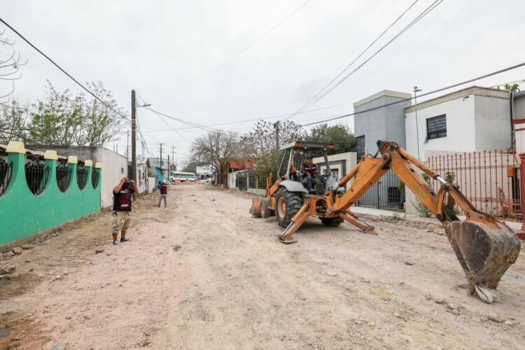 Impulsa alcalde de Reynosa con pavimentación hidráulica en la colonia Longoria