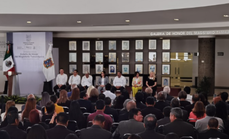 Reconocen trayectoria de la maestra Graciela Mendiola