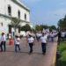Desfilan trabajadores municipales