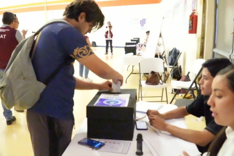 Participan estudiantes de la UAT en el Simulacro Electoral Universitario.