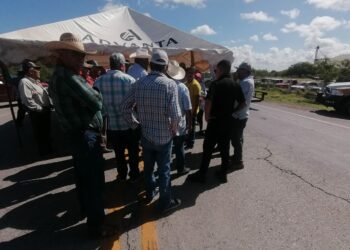 Agricultores realizan bloqueo en la carretera federal en San Fernando. Foto Cortesía