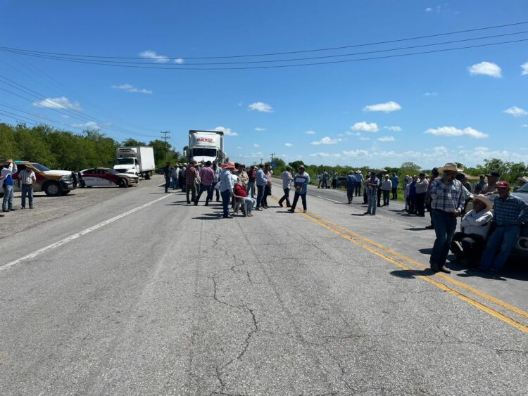 Agricultores bloquean la carretera San Fernando-Matamoros