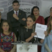 Andrea Chávez muestra denuncia contra Antonio Garci por difusión de imagen falsa. Foto tomada de video