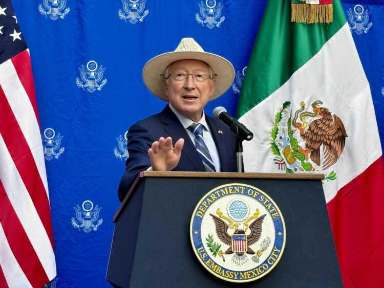 "Hay coordinación pero no subordinación", responde Sheinbaum a Salazar. Foto de X @USAmbMex