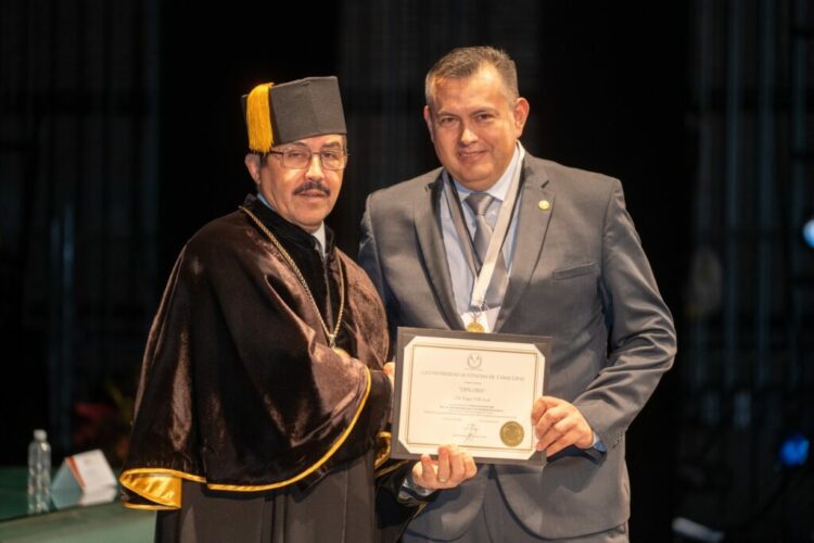 Entrega rector Dámaso Anaya el premio Investigación de Excelencia a profesor de la FIC-UAT