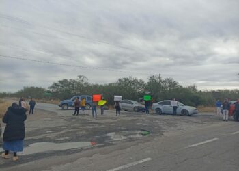 Bloquean carretera por falta de electricidad en ejidos de Reynosa