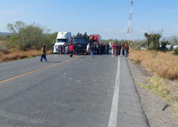Tras bloqueo, devuelven dinero que habrían robado militares a vendedores de autos en San Fernando. Foto de web