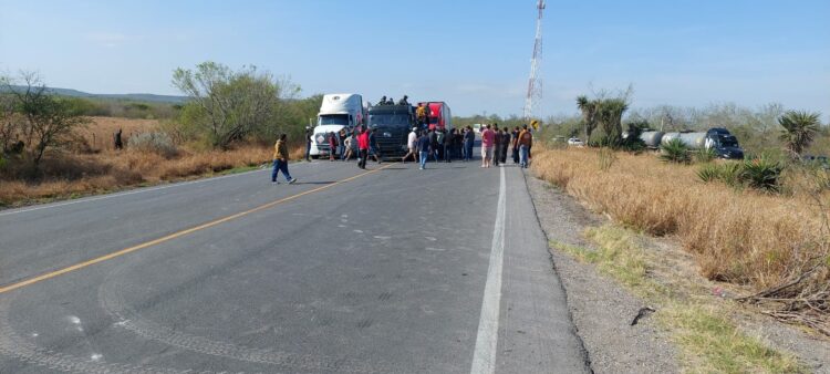 Tras bloqueo, devuelven dinero que habrían robado militares a vendedores de autos en San Fernando. Foto de web