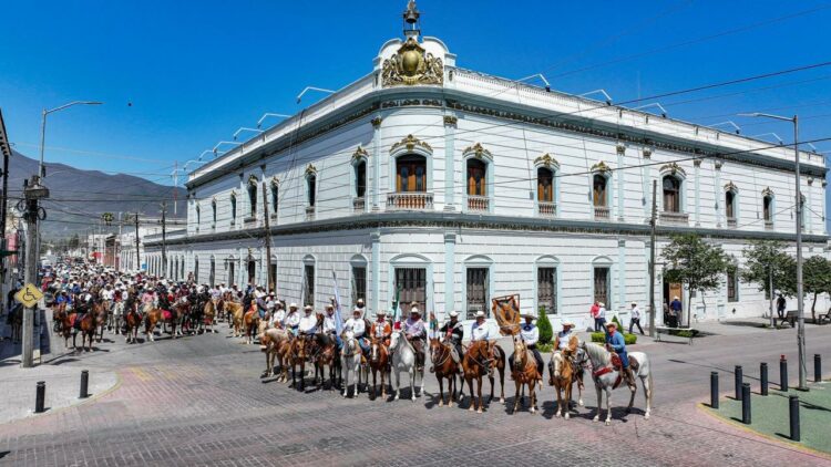 Con cabalgata celebran bicentenario de fundación de Victoria
