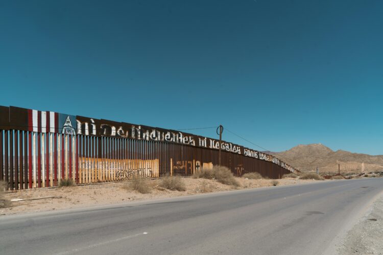 México envía nota diplomática a EE.UU. por base militar en la frontera. Foto de Alejandro Cartagena para Unsplash