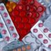 Gobierno inhabilita a empresa por incumplimiento en venta de medicamentos; investiga a 16 más. Foto de Volodymyr Hryshchenko para Unsplash