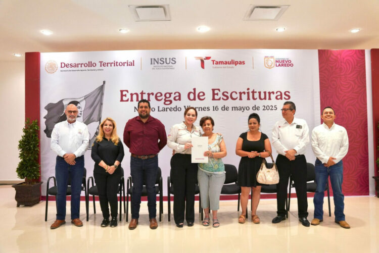 TRES NIVELES DE GOBIERNO Entregan escrituras a cien familias neolaredenses