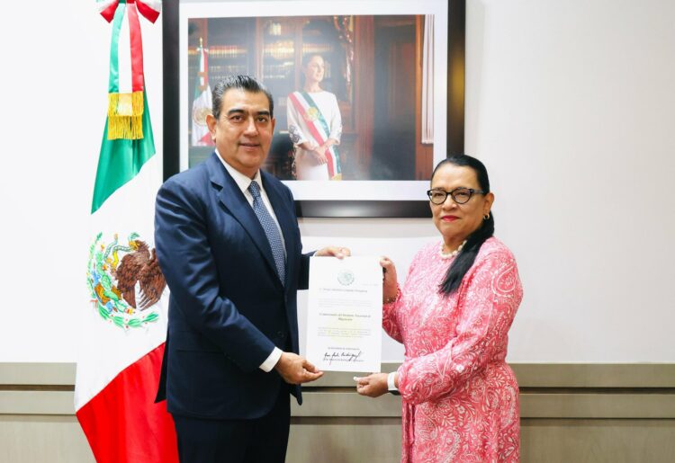 Entregan a Sergio Salomón nombramiento como nuevo titular del INM. Foto de X Rosa Icela Rodríguez