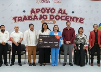 Entrega Carmen Lilia Canturosas más de 4 mil bonos a docentes. Foto de Facebook