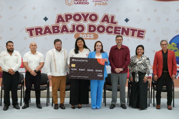 Entrega Carmen Lilia Canturosas más de 4 mil bonos a docentes. Foto de Facebook