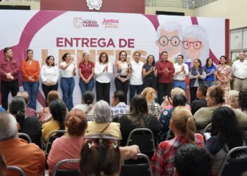 Entrega Alcaldesa Carmen Lilia Canturosas y cabildo 155 pares de lentes