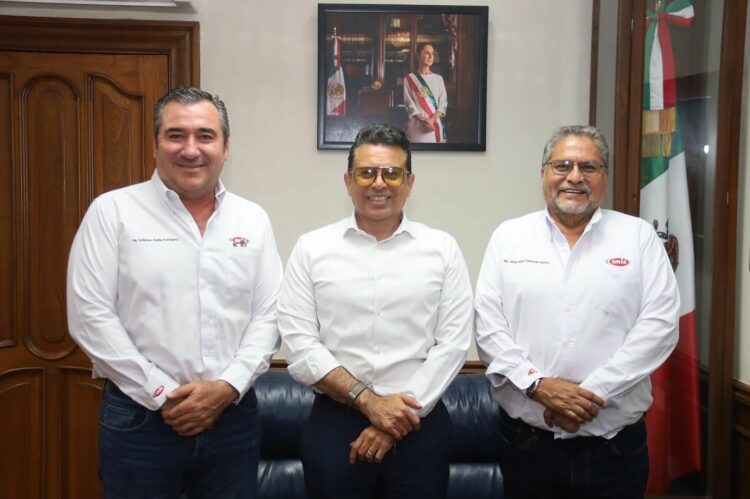 Constructores reconocen trabajo de transformación de alcalde de Victoria