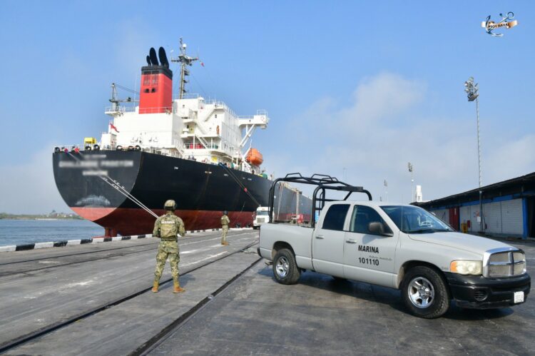 Detienen a empresarios y funcionarios vinculados al robo de combustible en Tampico. Foto de Semar/Archivo