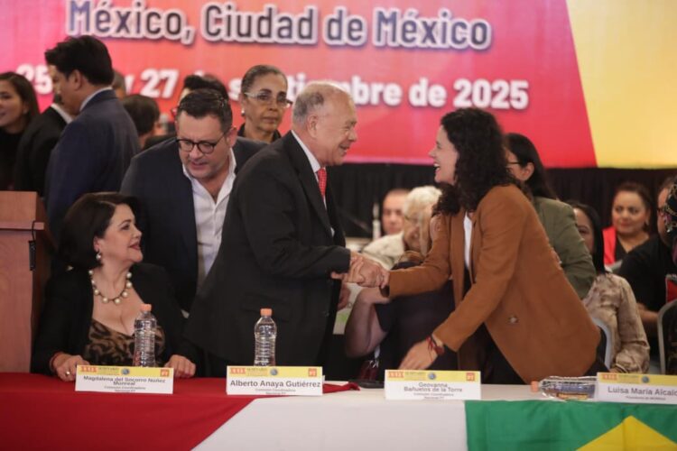 Luisa María Alcalde reconoce al PT y Carlos Peña les guiña un ojo. Foto Cortesía