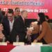 Luisa María Alcalde reconoce al PT y Carlos Peña les guiña un ojo. Foto Cortesía
