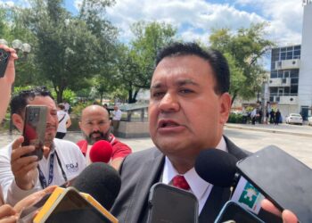 Si bien no hay candado constitucional que le impida levantar la mano para otro periodo más en el puesto, al que llegó al comenzar la administración de Francisco García Cabeza de Vaca (2016), el Fiscal General de Justicia, Irving Barrios Mojica, dijo que por el momento no tiene en mente reelegirse Y es que será en diciembre cuando termina su periodo y aunque la Constitución Política del Estado no se lo impediría en tal caso, Barrios Mojica al día de hoy no piensa buscar la reelección. “No pasa por mi mente la intención de buscar una eventual reelección en el cargo por un nuevo periodo, sino solamente en ir preparando todo lo que implica dicho proceso (entrega-recepción) en lo que resta del año”, señaló. Por el contrario, confirmó que cada área de la Fiscalía General de Justicia en el Estado (FGJE), trabaja en la integración de los libros blancos y memorias documentales para cuando se lleguen el proceso de entrega-recepción. “Lo que tenemos nosotros y estamos trabajando, precisamente es hacer las actas entregas de toda la Fiscalía, todas las áreas están trabajando ya en las actas de entregas, en los conocidos libros blancos para poder hacer una entrega y el recuento de todas las acciones que se hicieron durante el periodo de la Fiscalía y la etapa principal como Procuraduría General de Justicia de Estado”, indicó. Será el Congreso del Estado quien emitirá en su momento la convocatoria para elegir al próximo Fiscal General de Justicia del Estado, una vez que concluya el mandato de Irving Barrios Mojica en diciembre. El 24 de junio del presente año, el diputado presidente de la Junta de Gobierno del Congreso, Humberto Prieto Herrera, además de reconocer el trabajo de Barrios Mojica como Fiscal de Justicia, descartaba alguna reforma a la Ley Orgánica de la Fiscalía que modifique las condiciones del relevo. La actual legislación permite al Fiscal General durar siete años en el cargo y postularse para un segundo periodo consecutivo, aunque Barrios Mojica ya ha expresado públicamente su decisión de no hacerlo. Foto de Josué Escamilla