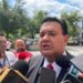 Si bien no hay candado constitucional que le impida levantar la mano para otro periodo más en el puesto, al que llegó al comenzar la administración de Francisco García Cabeza de Vaca (2016), el Fiscal General de Justicia, Irving Barrios Mojica, dijo que por el momento no tiene en mente reelegirse Y es que será en diciembre cuando termina su periodo y aunque la Constitución Política del Estado no se lo impediría en tal caso, Barrios Mojica al día de hoy no piensa buscar la reelección. “No pasa por mi mente la intención de buscar una eventual reelección en el cargo por un nuevo periodo, sino solamente en ir preparando todo lo que implica dicho proceso (entrega-recepción) en lo que resta del año”, señaló. Por el contrario, confirmó que cada área de la Fiscalía General de Justicia en el Estado (FGJE), trabaja en la integración de los libros blancos y memorias documentales para cuando se lleguen el proceso de entrega-recepción. “Lo que tenemos nosotros y estamos trabajando, precisamente es hacer las actas entregas de toda la Fiscalía, todas las áreas están trabajando ya en las actas de entregas, en los conocidos libros blancos para poder hacer una entrega y el recuento de todas las acciones que se hicieron durante el periodo de la Fiscalía y la etapa principal como Procuraduría General de Justicia de Estado”, indicó. Será el Congreso del Estado quien emitirá en su momento la convocatoria para elegir al próximo Fiscal General de Justicia del Estado, una vez que concluya el mandato de Irving Barrios Mojica en diciembre. El 24 de junio del presente año, el diputado presidente de la Junta de Gobierno del Congreso, Humberto Prieto Herrera, además de reconocer el trabajo de Barrios Mojica como Fiscal de Justicia, descartaba alguna reforma a la Ley Orgánica de la Fiscalía que modifique las condiciones del relevo. La actual legislación permite al Fiscal General durar siete años en el cargo y postularse para un segundo periodo consecutivo, aunque Barrios Mojica ya ha expresado públicamente su decisión de no hacerlo. Foto de Josué Escamilla