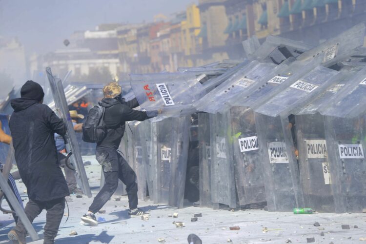 Marcha de la Generación Z: 20 detenidos y 120 lesionados, 100 de ellos policías en CDMX. Foto de Iván Stephens/Cuartoscuro