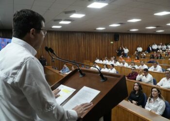 UAT y Secretaría de Educación entregan más de 8 000 becas a universitarios