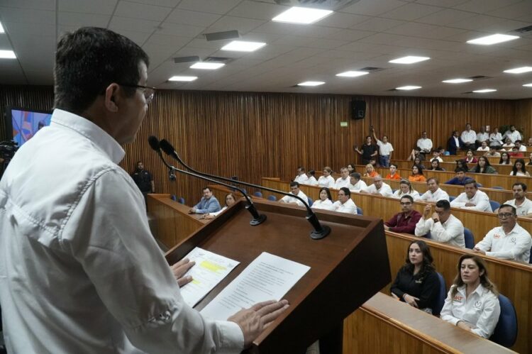 UAT y Secretaría de Educación entregan más de 8 000 becas a universitarios