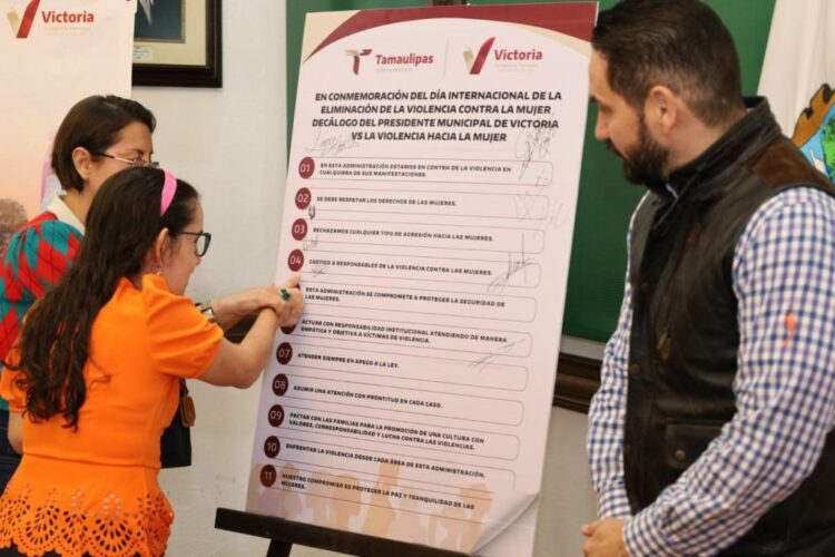 Firma Victoria decálogo contra la violencia hacia las mujeres