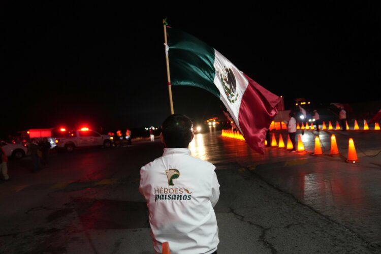 Más de 5 mil vehículos cruzan frontera tamaulipeca en caravana migrante. Foto de INM