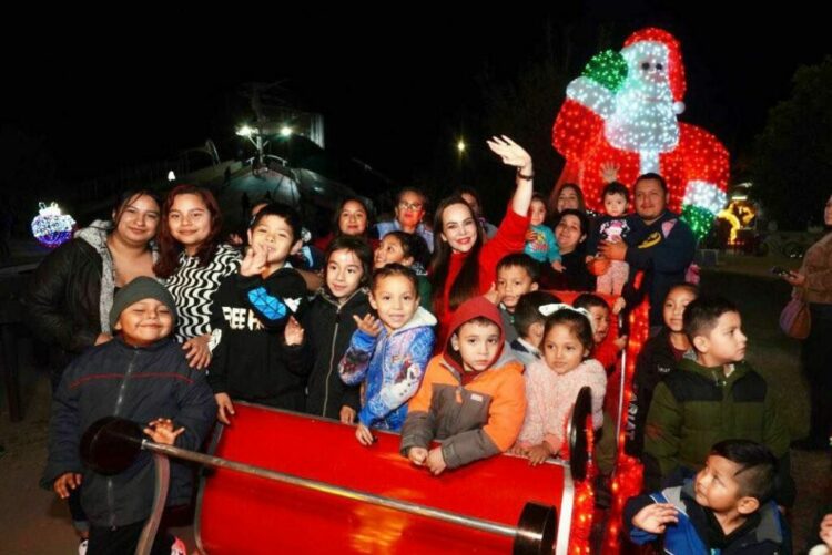Brilla Nuevo Laredo: Carmen Lilia Canturosas enciende el pino navideño e inauguran Viveros Mágico con 200 figuras y más de 200 mil luces led