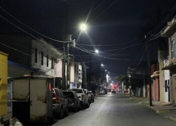 Rehabilitan iluminación de calles del centro de Victoria