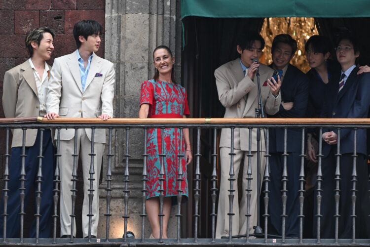 Sheinbaum recibe a BTS en Palacio Nacional ante 50 mil armys. Foto de X Claudia Sheinbaum