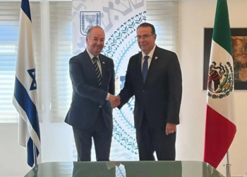 El embajador de Israel en México, Zvi Tal, con el director de la JCAS y ex diputado del PAN, Mario Mata, durante la firma del convenio ilegal sobre transferencia de tecnología para uso del agua. Foto cortesía JCAS