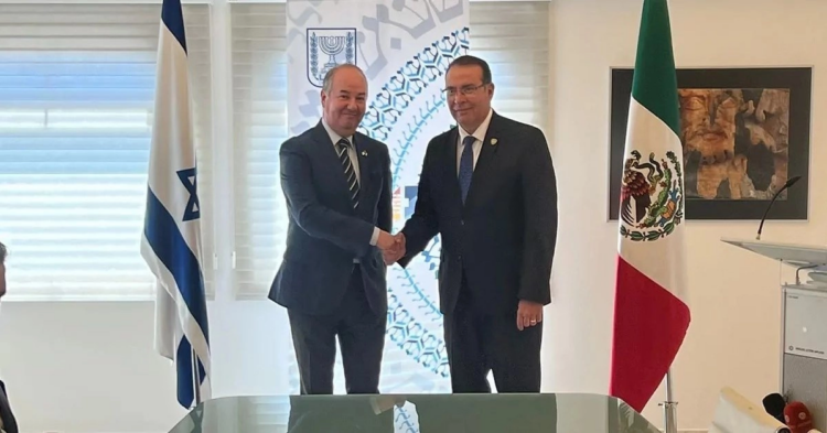 El embajador de Israel en México, Zvi Tal, con el director de la JCAS y ex diputado del PAN, Mario Mata, durante la firma del convenio ilegal sobre transferencia de tecnología para uso del agua. Foto cortesía JCAS