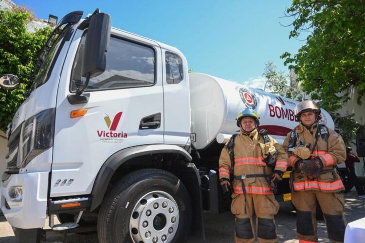 Entrega Lalo Gattás nuevo camión de bomberos y equipamiento a Protección Civil