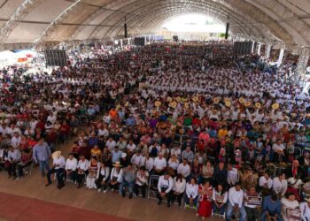 En Oaxaca celebran de manera multitudinaria el informe de Sheinbaum a través de pantallas. Foto de cortesía