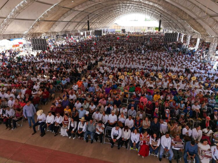 En Oaxaca celebran de manera multitudinaria el informe de Sheinbaum a través de pantallas. Foto de cortesía