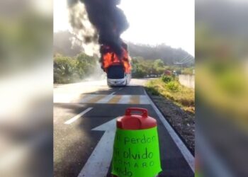 Arde la costa: bloqueos y vehículos quemados tras asesinato de comuneros en Michoacán. Foto de Andrés Resillas